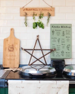 Kitchen Witch Holz Schneidebrett 5 Kitchen Witch Holz Schneidebrett -Schattenfest Verkäufe kitchen witch holz schneidebrett kitchen witch wooden chopping board halloween homeware 53136 3