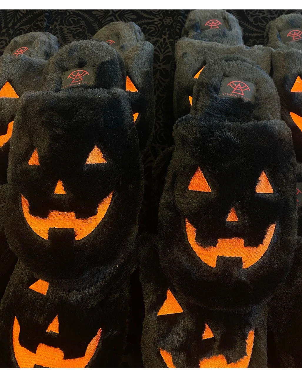 Kreepy Kozy Jack Plüsch Hausschuhe Schwarz 1 Kreepy Kozy Jack Plüsch Hausschuhe Schwarz